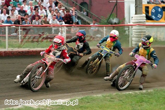 Rafał Osumek (kask żółty) podczas meczu Włókniarza w Bydgoszczy. Na czele Jacek Gollob.