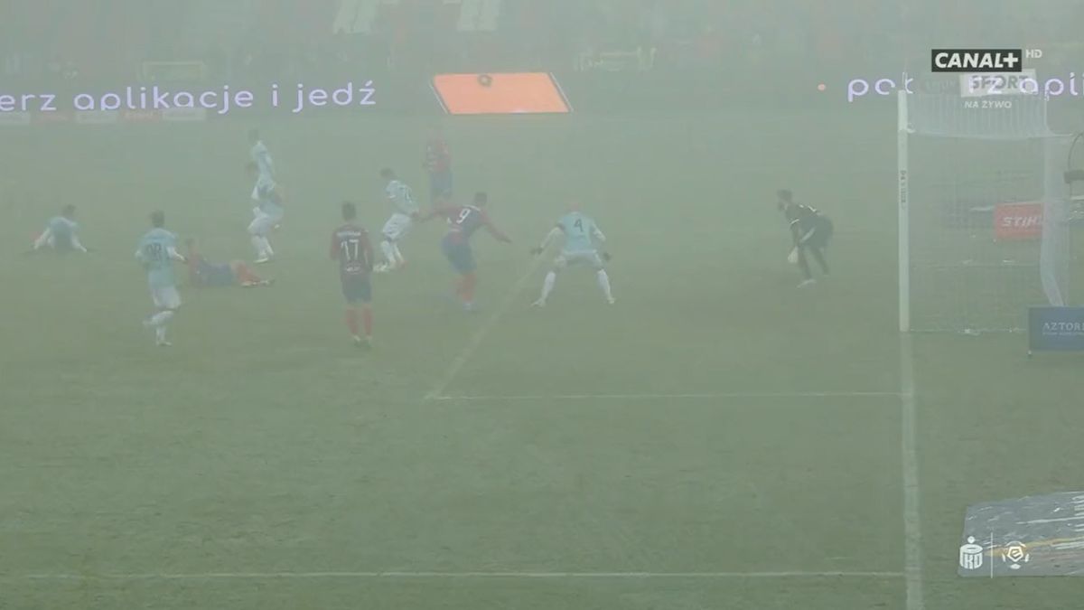 Podczas meczu Raków - Piast panowała gęsta mgła