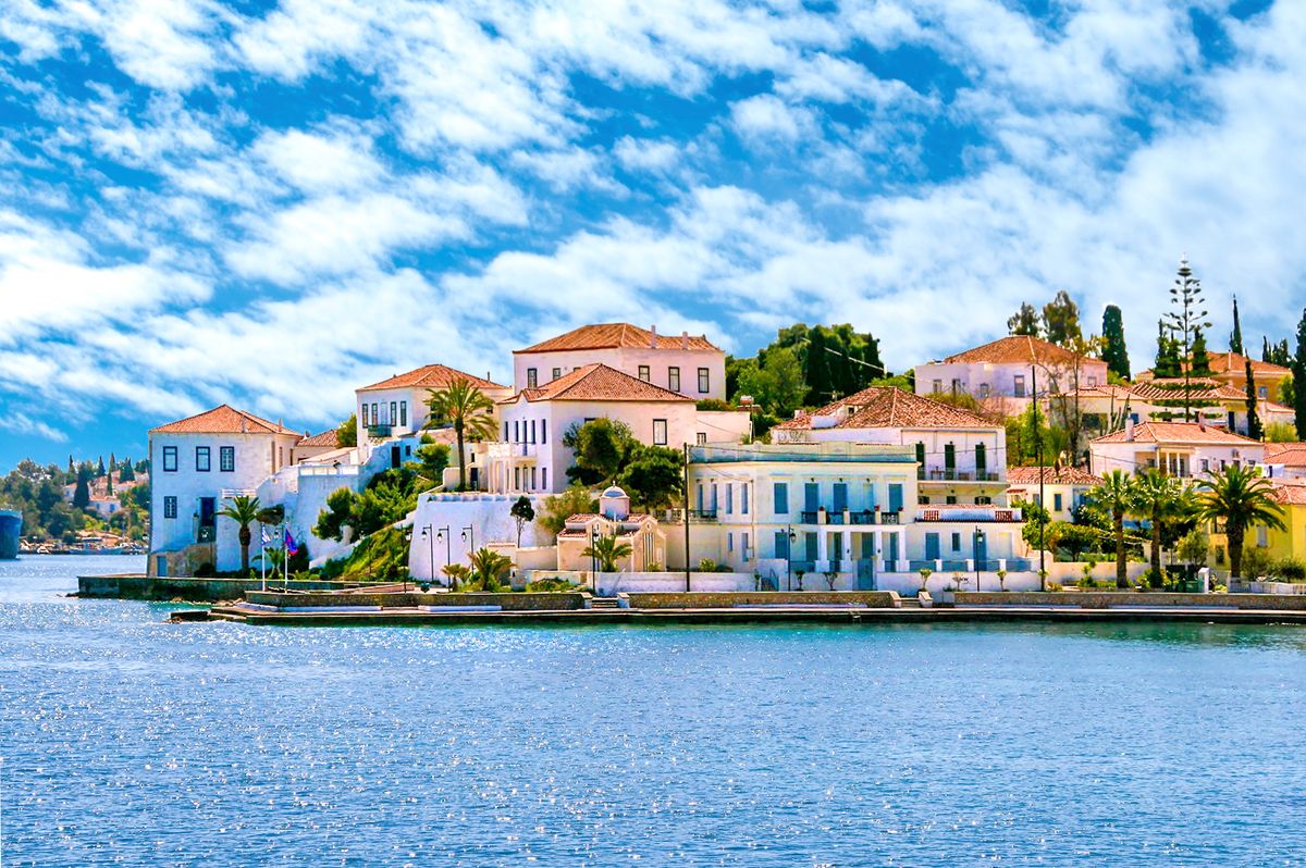 Grecka wyspa Spetses zachwyca pięknym wybrzeżem i oryginalną zabudową 