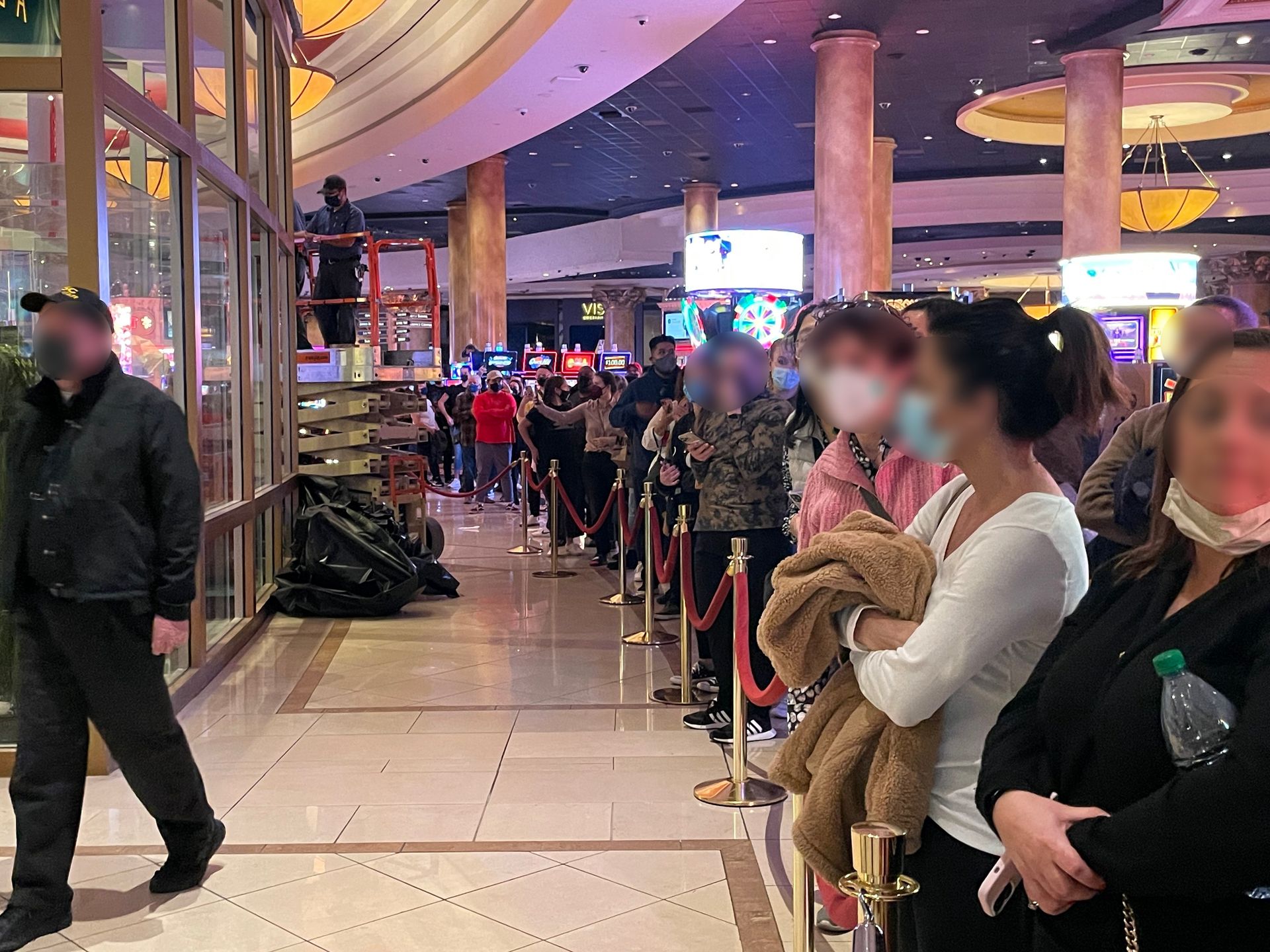 Tłumy fanów Adele oczekujące pod jej sklepem w Las Vegas