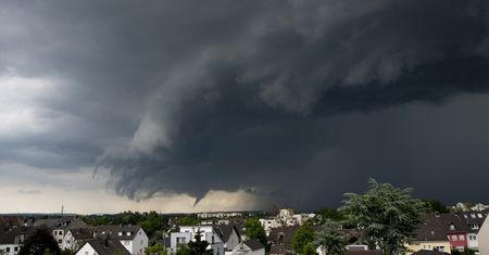Trąby powietrzne nad Polską. Wiatr zerwał dachy domów na Śląsku