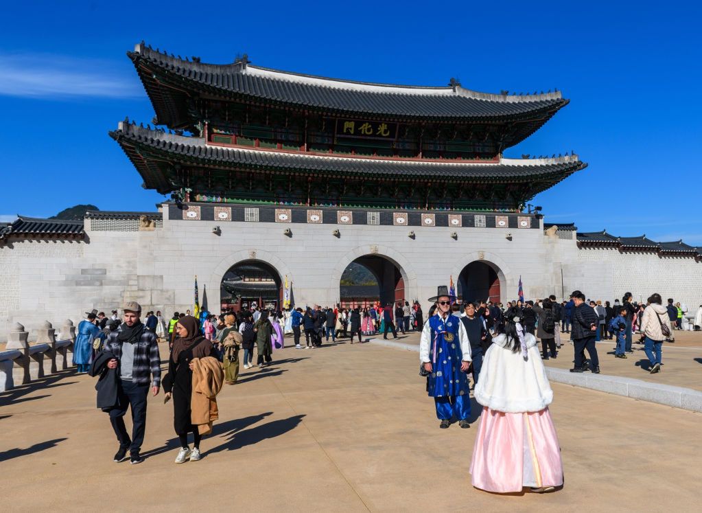 Tourist's yoga stunt at Gyeongbokgung sparks online uproar