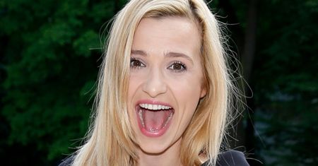 Joanna Koroniewska zachwyca się fantazyjnymi lampami w OGROMNEJ kuchni, klęcząc na wyspie: "Sztos" (FOTO)
