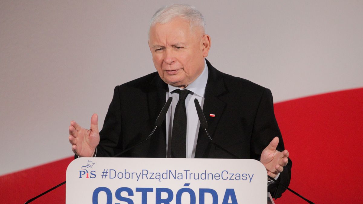 Ostróda, 06.11.2022. Prezes Prawa i Sprawiedliwości Jarosław Kaczyński podczas spotkania z mieszkańcami Ostródy, w ramach objazdu po kraju i spotkań z wyborcami, 6 bm. (mr) PAP/Tomasz Waszczuk