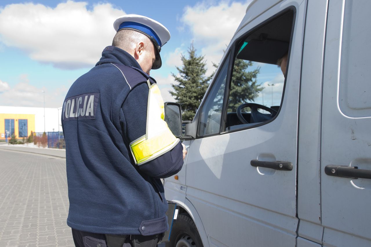 Absurd w Dzierżoniowie. Poszedł coś zjeść, auto zostawił na skrzyżowaniu