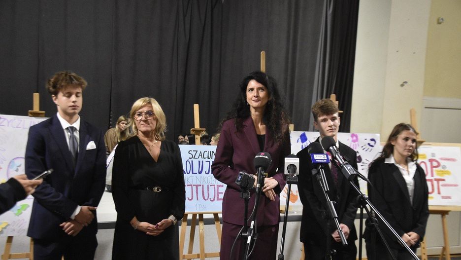 W III Liceum Ogólnokształcącym w Wałbrzychu rozmawiano o &#34;Tygodniu Przeciwdziałania Przemocy Rówieśniczej&#34;