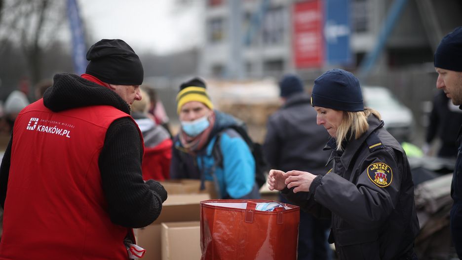 Kraków, 26.02.2022. Przygotowywanie transportu w Krakowie, 26 bm. Pierwsze tiry z darami dla Ukrainy po południu wyjadą z miasta. Tylko w pierwszym dniu zbiórki, 25 bm. w Krakowie zebrano ponad 60 ton potrzebnych środków, ubrań, żywności. Miasto spodziewa się jeszcze więcej darów i szuka kolejnej dużej hali na magazyn. (mr) PAP/Łukasz Gągulski ***Zdjęcie do depeszy PAP pt. Kraków/ Pierwsze tiry z darami dla Ukrainy zapakowane, miasto szuka magazynu***