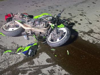 Starościce: Groźne zderzenie motocykla i ciągnika z opryskiwaczem. Dwie osoby zabrane do szpitala