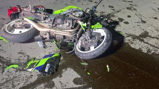 Starościce: Groźne zderzenie motocykla i ciągnika z opryskiwaczem. Dwie osoby zabrane do szpitala