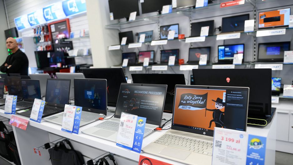 Zamiast w sklepach stacjonarnych kupujemy przez internet. Elektronika cieszy się dużym zainteresowaniem 