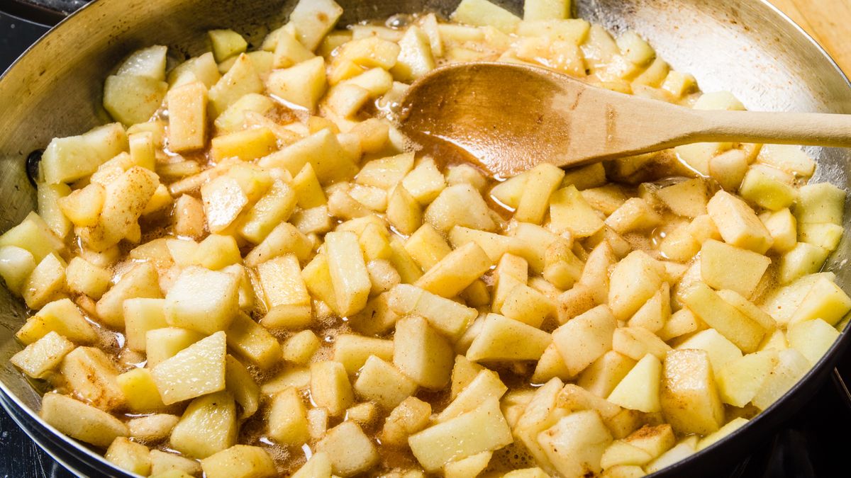 Jabłka na szarlotkę czasem wystarczy tylko podprażyć na patelni