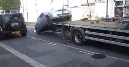 Kierowca zeskakuje Vauxhallem Astrą z lawety by uniknąć mandatu