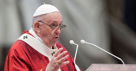 Papież Franciszek krytykuje życie z zasiłków. "Praca daje godność"