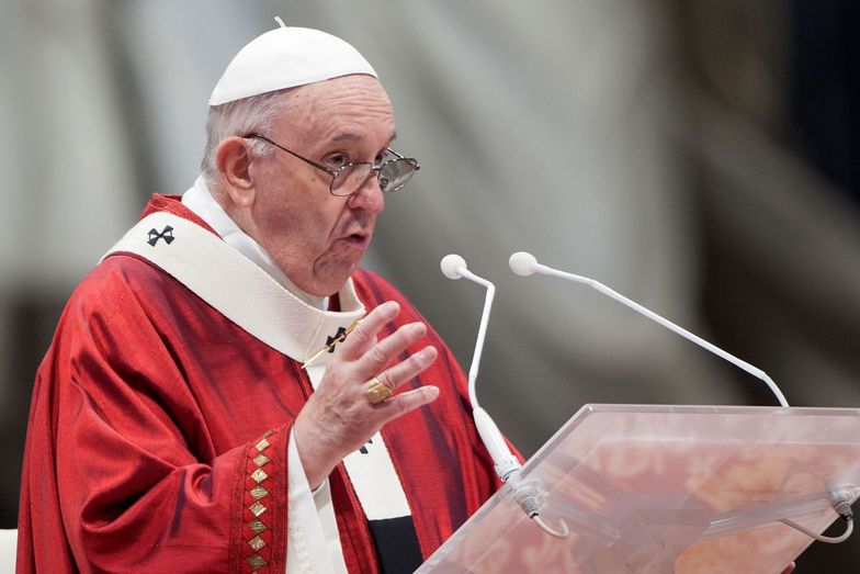 Papież Franciszek krytykuje życie z zasiłków. "Praca daje godność"