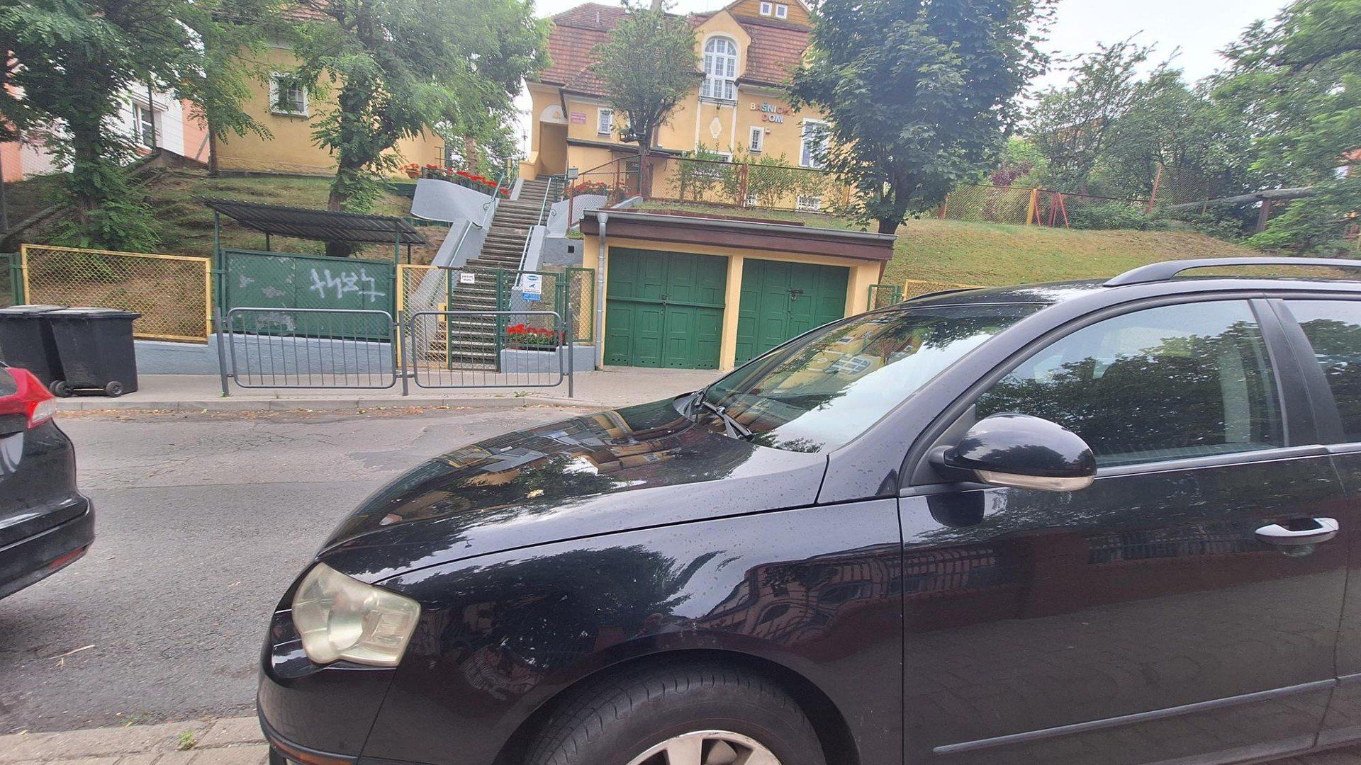 Miejsca parkingowe &#34;kiss &amp; ride&#34; powstaną po lewej stronie jednokierunkowej jezdni.