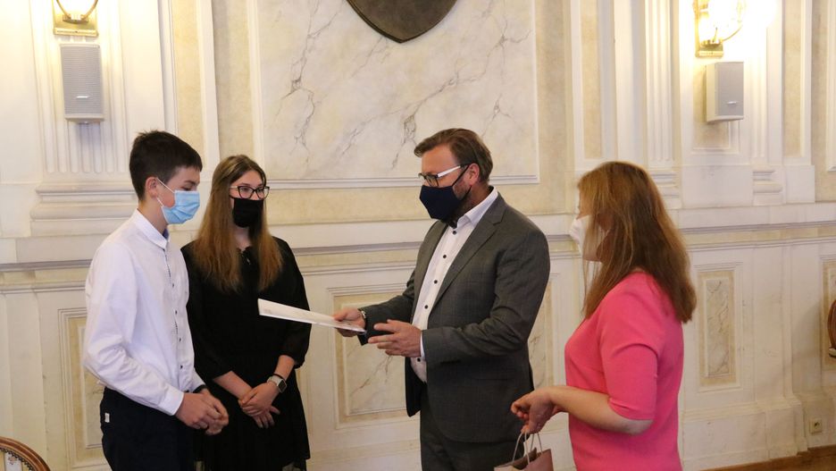 Śląskie. Zastępca prezydenta Bielska-Białej Adam Ruśniak wręcza nagrody w konkursie na własną ksiązkę.