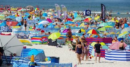 Koniec z parawanami na plaży? Władze Darłowa chcą ich zakazać