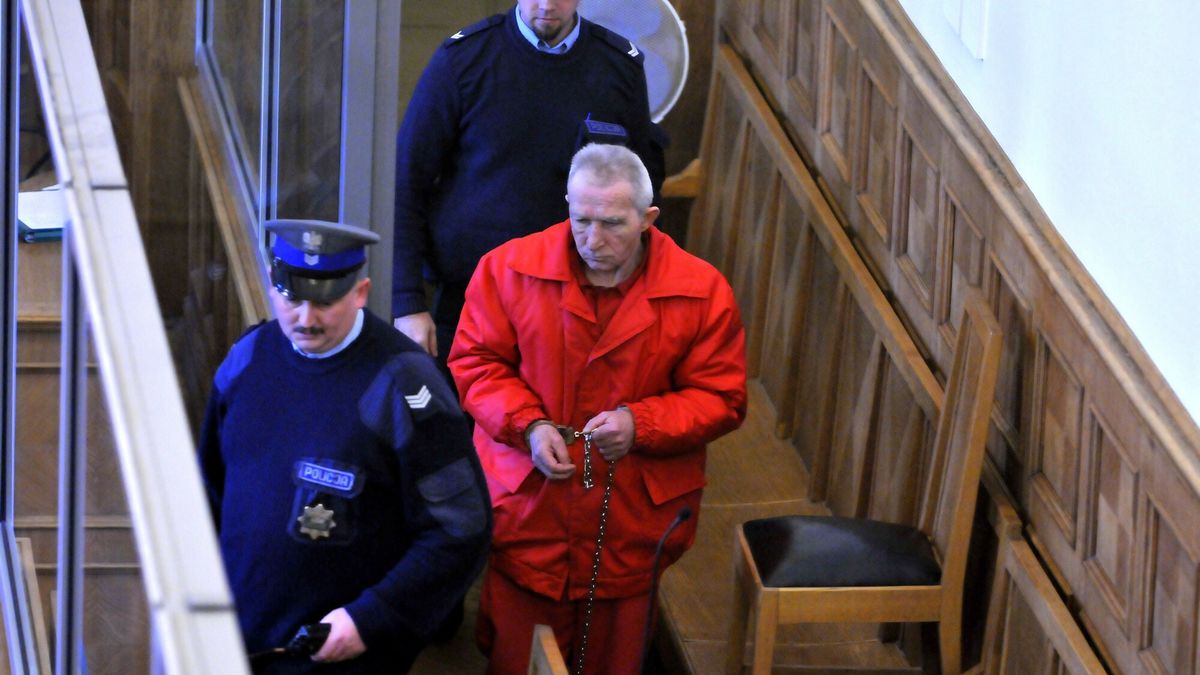 reporter_baza_2023-01
24.11.2011. Lodz. Ryszard Cyba , oskarzony m.in. o zabojstwo dzialacza Prawa i Sprawiedliwosci, w pierwszym dniu procesu. 63-letni Ryszard Cyba w pazdzierniku ubieglego roku zastrzelil w lodzkiej siedzibie PiS Marka Rosiaka i ranil nozem drugiego pracownika - Pawla Kowalskiego. 
Fot. Piotr Kamionka/REPORTER
UWAGA !!!SAD ZEZWOLIL NA PUBLIKACJE WIZERUNKU ORAZ DANYCH OSOBOWYCH OSKARZONEGO
Piotr Kamionka/REPORTER