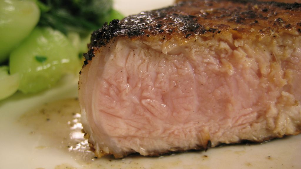 Peklowana szynka wieprzowa z kością (bez tłuszczu) z dodatkiem naturalnego soku, na zimno