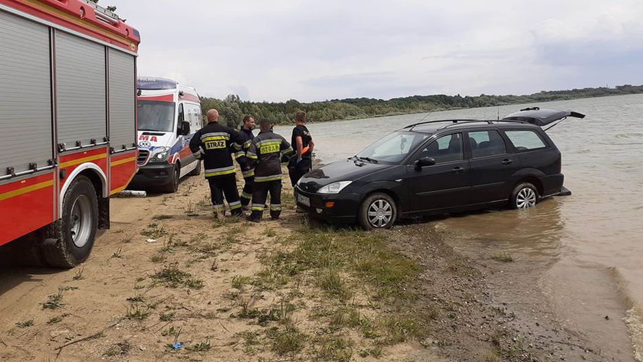 Zalew Słup. Kobieta opalała się na plaży. Przejechał po niej samochód