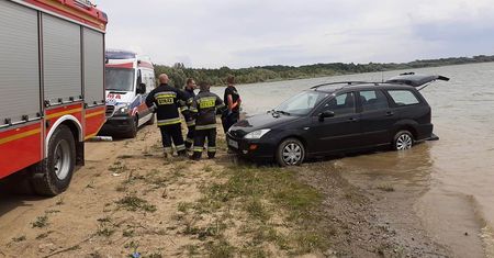 Zalew Słup. Kobieta opalała się na plaży. Przejechał po niej samochód