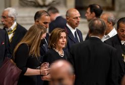 Pelosi przyjęła komunię mimo zakazu. "Kapłan mógł nie wiedzieć"