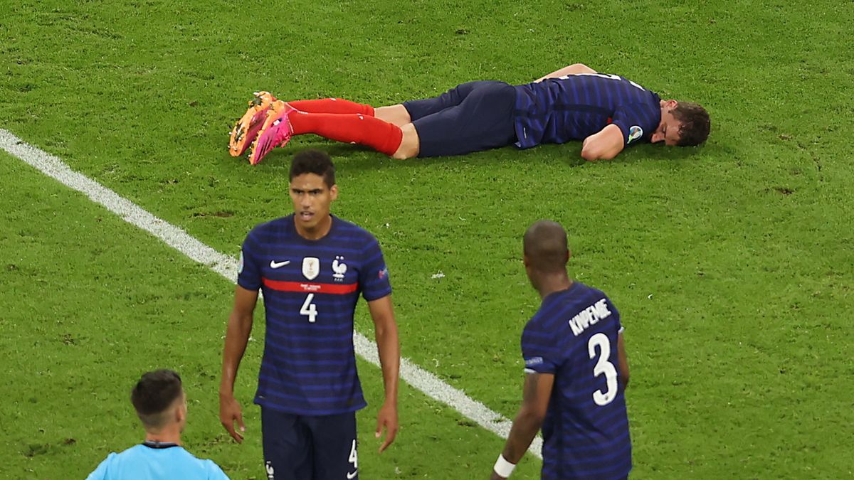 PAP/EPA / Alexander Hassenstein / Na zdjęciu: kontuzjowany Benjamin Pavard