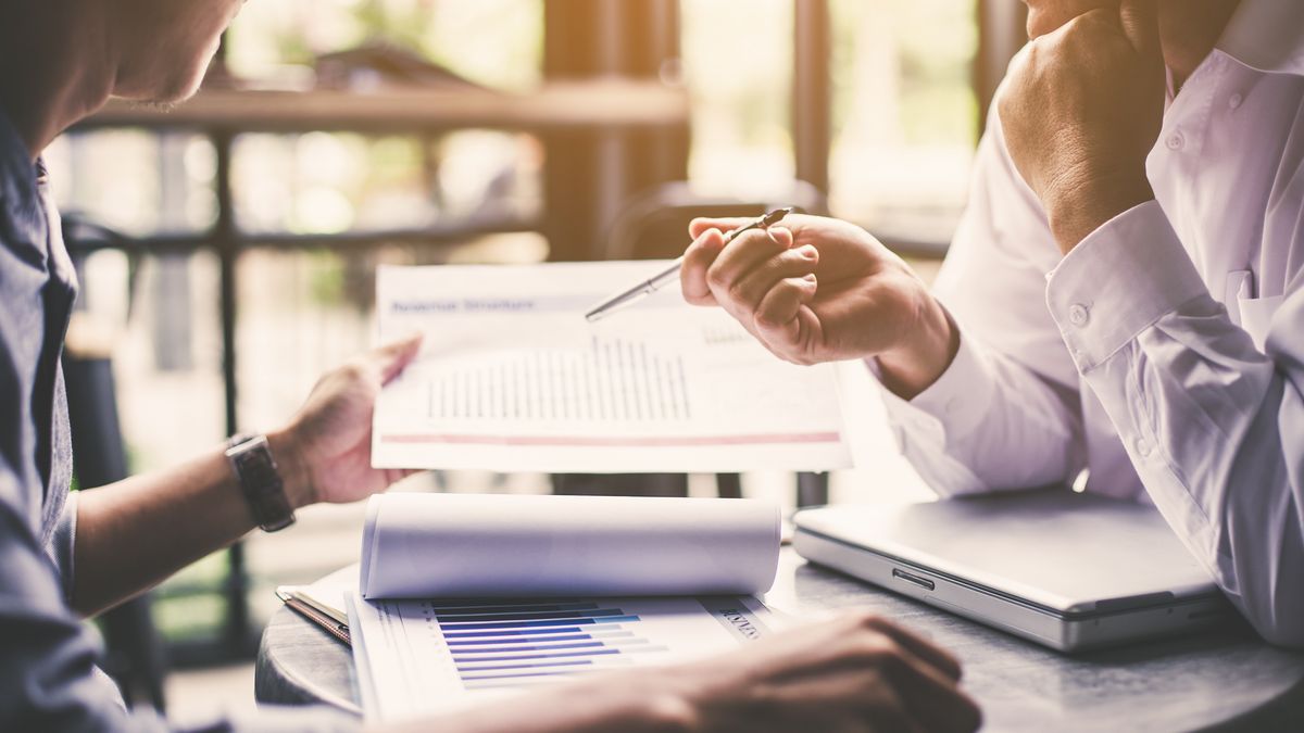 Jednym celów, na które warto inwestować jest emerytura. Nie można zapominać o tym, że świadczenie z ZUS-u będzie na poziomie około 40 procent naszej pensji, zatem poziom życia może gwałtownie się obniżyć, gdy osiągniemy ten wiek. Dlatego inwestowanie na emeryturę jest właściwie koniecznością.