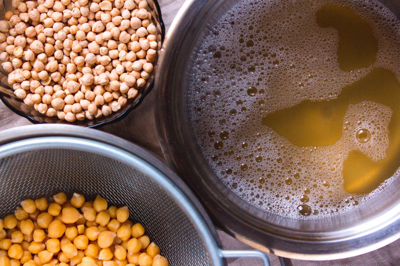 Większość traktuje jak odpad. Zrobisz z niej bezę, majonez i zagęścisz zupę