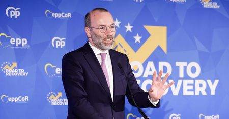 Manfred Weber mówi jednym głosem z PiS. Domaga się odwołania polskiego komisarza