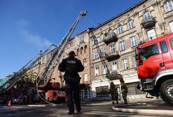 Pali się kamienica w Warszawie. Płomienie na dachu budynku