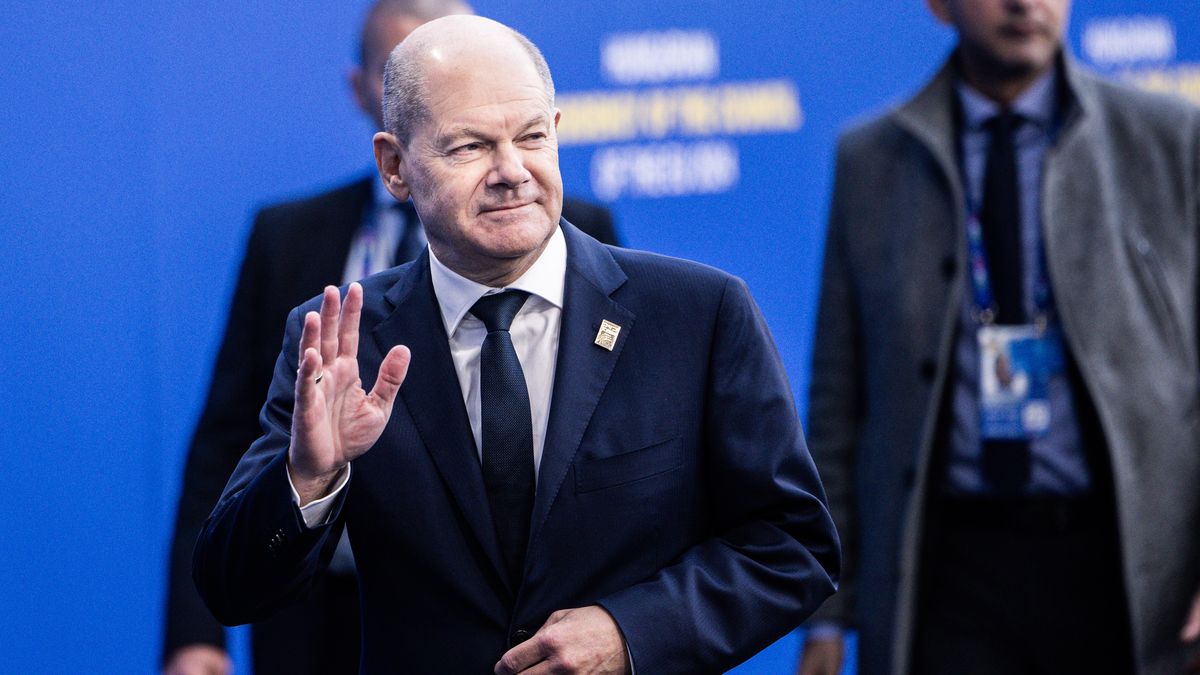 Olaf Scholz, Germany's chancellor, arrives at a European Union summit in Budapest, Hungary, on Friday, Nov. 8, 2024. Prime Minister Viktor Orban kicked off Hungary's six-month EU presidency in July with uncoordinated diplomatic freelancing, which included a meeting with Russian President Vladimir Putin. Photographer: Akos Stiller/Bloomberg via Getty Images