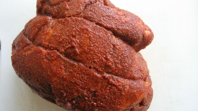 Peklowana szynka wieprzowa z tłuszczem, bez kości, na zimno