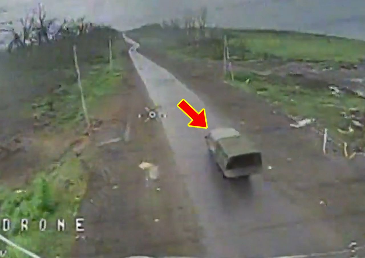 Prosto w kierowcę. Ukraiński dron ścigał rosyjską ciężarówkę