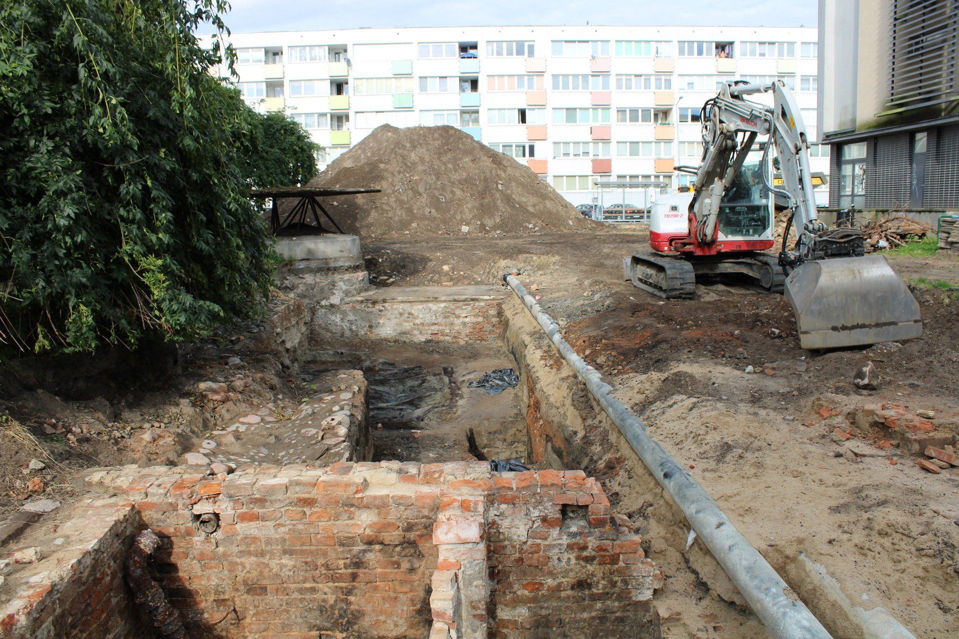 Wykopaliska wokół dawnego kin Milenium w Słupsku.