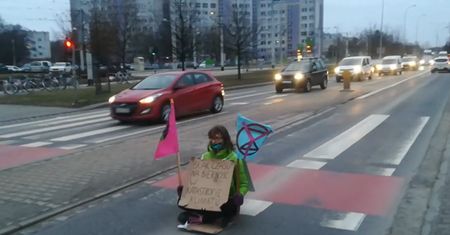 Zablokowała ulicę we Wrocławiu. "Jestem krzakiem w płonącym lesie"