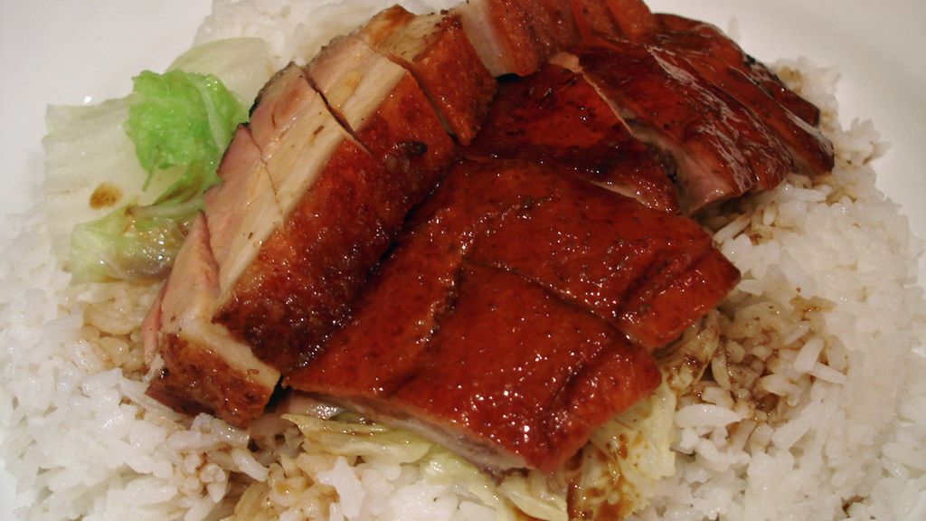 Opiekana na patelni peklowana szynka wieprzowa z kością, bez tłuszczu