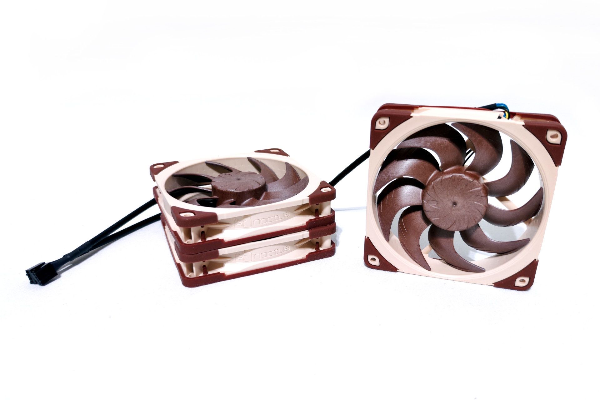 Odprowadzanie ciepła wspomagają wentylatory Noctua NF-A12x25 G2