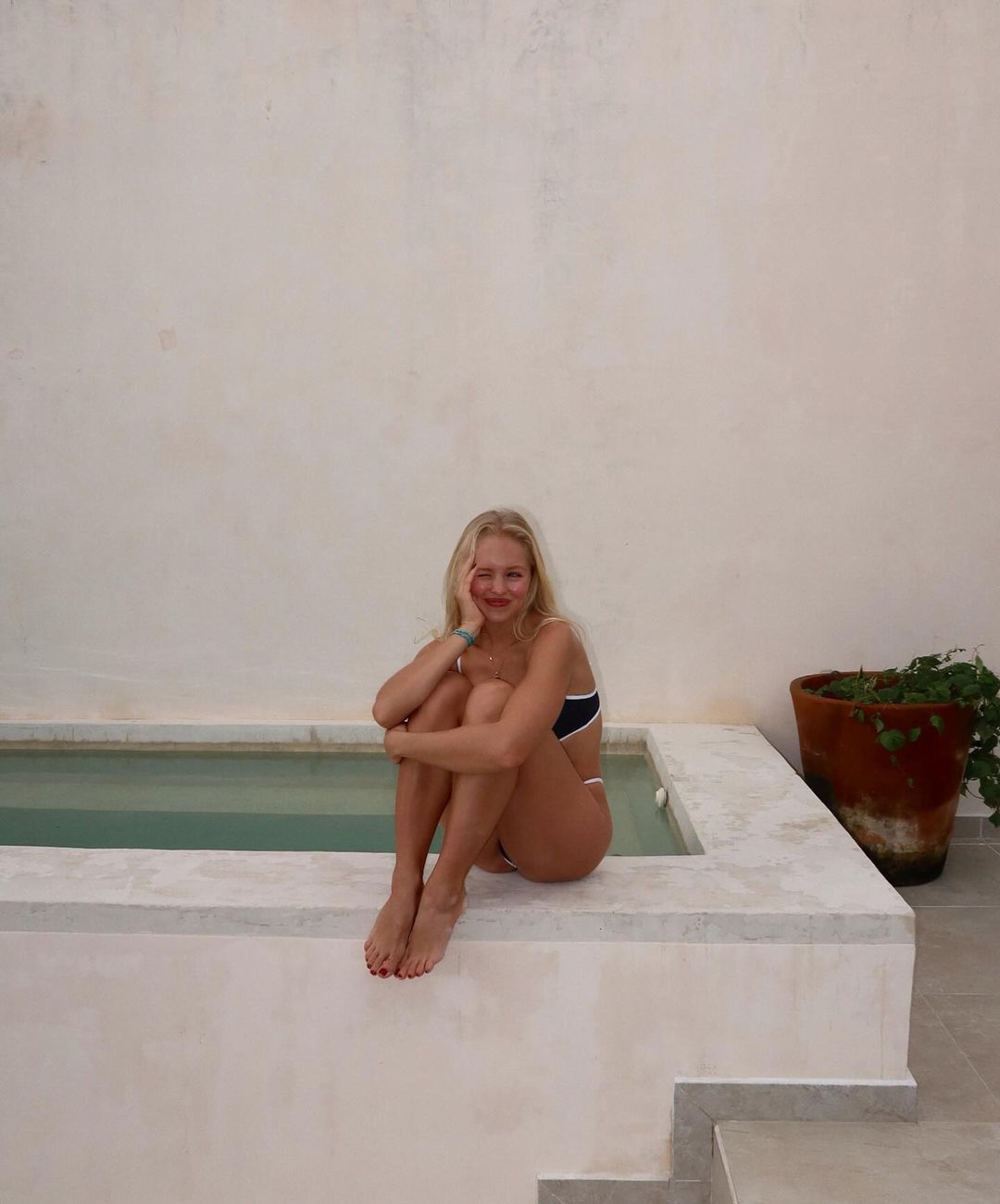 Julia Tychoniewicz w czarno-białym bikini