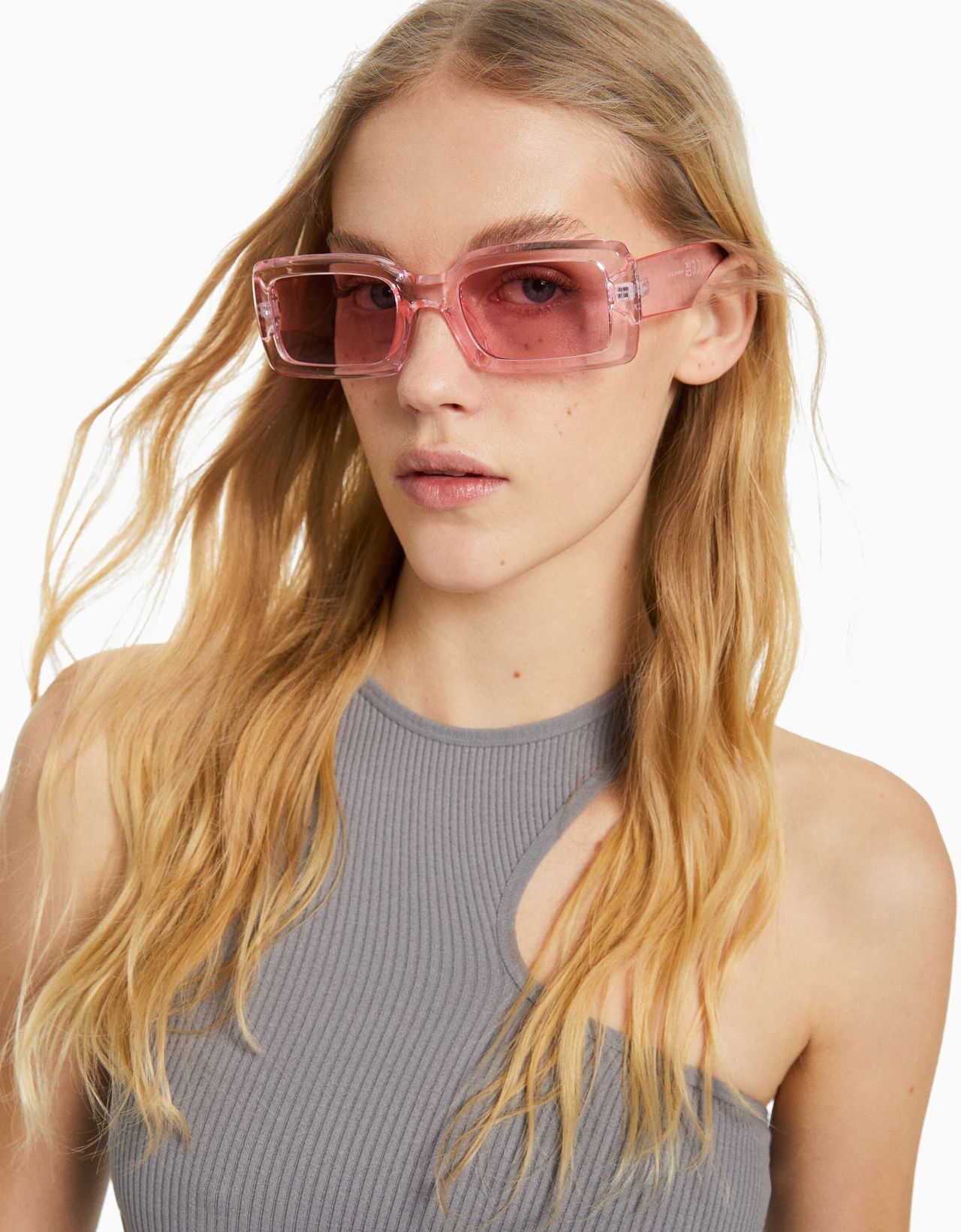 Różowe okulary marki Bershka