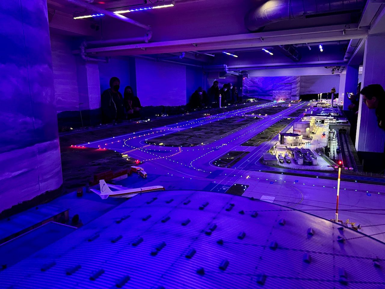 Dzień w Miniatur Wunderland trwa 15 minut. Po tym czasie zapada zmrok i makieta, budynki oraz pojazdy są podświetlane