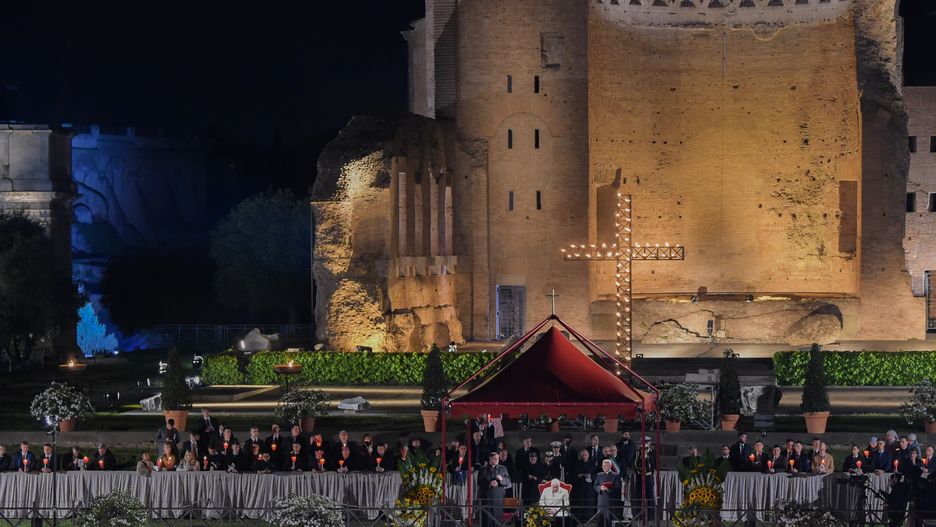 Wielki Piątek 2024 w Watykanie. O której droga krzyżowa i Liturgia Męki Pańskiej?