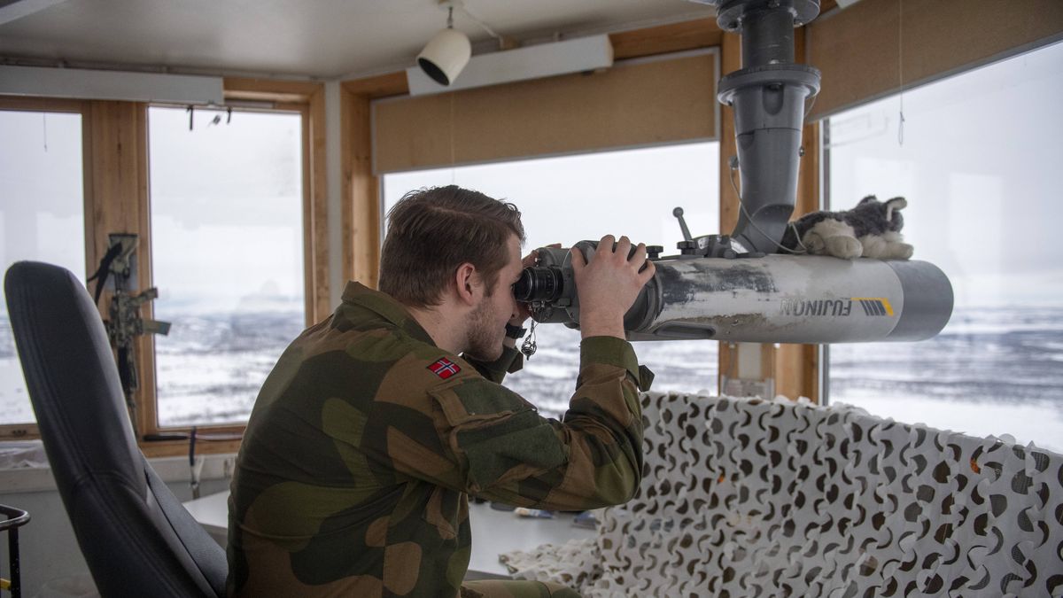 Patrol at the Norwegian-Russian border in Kirkenes, Norway
Kirkenes, Norway, 20220224.
The Norwegian soldier Vegard Aalbretsen looks out towards the Russian border from Korpfjell's OP tower (observation post) in the North of Norway. 
Photo: Annika Byrde / NTB
/////Norway out!//// 
Dostawca: PAP/NTB
Annika Byrde
Army, Norway, SOC, Border control, Norwegian, Military