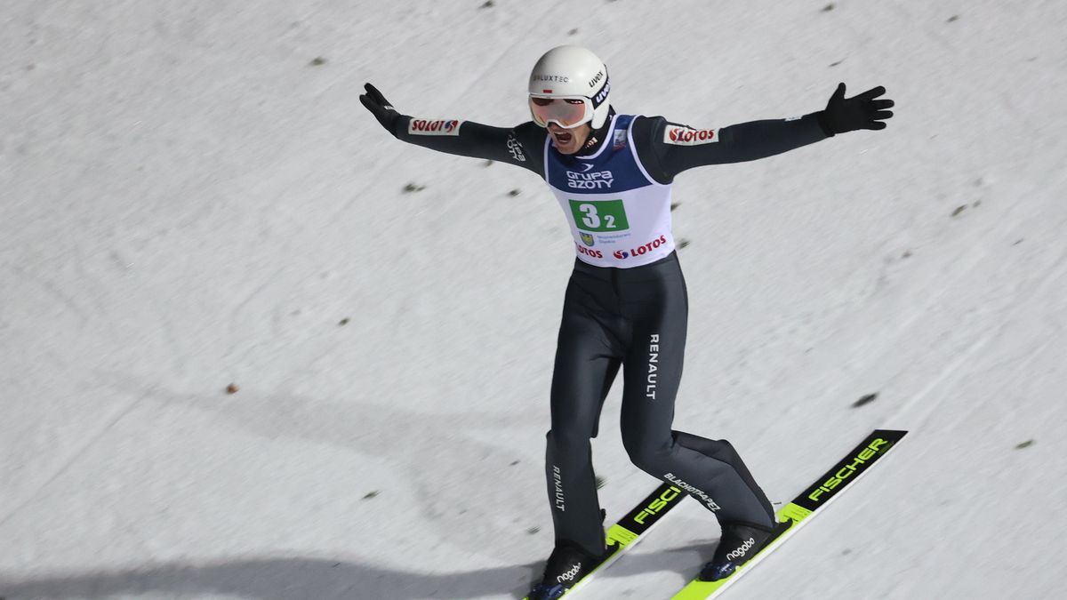 Wisła, 04.12.2021. Polak Andrzej Stękała podczas konkursu dryżynowego zawodów Pucharu Świata w skokach narciarskich, 4 bm. w Wiśle. (gj) PAP/Grzegorz Momot