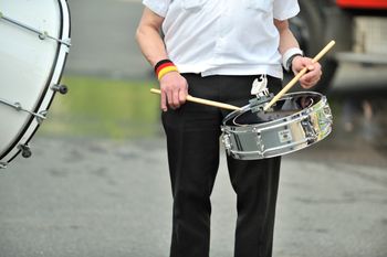 Białobrzegi: Orkiestra Ochotniczej Straży Pożarnej dała koncert w amfiteatrze nad Pilicą. To była muzyczna podróż po świecie