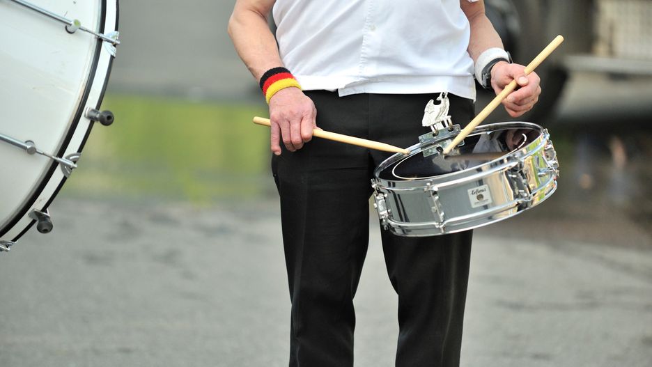 trommler, trommel, pauke, schlagstock, musikkapelle, musik, kapelle, band, feuerwehr, blasinstrument, flöte, blaskapelle, blasmusik, uniform, brauchtum, volksfest, volksmusik, marschmusik, deutschland, feier, festival, gruppe, instrument, instrumente, konzert, musiker, marsch, marschkapelle, musikalisch, musikgruppe, musikinstrument, musikinstrumente, musizieren, note, noten, notenblätter, mütze, orchester, stimmung, querflöte, unterhaltung, fest, draussen, personen, schirmmütze, platzkonzert