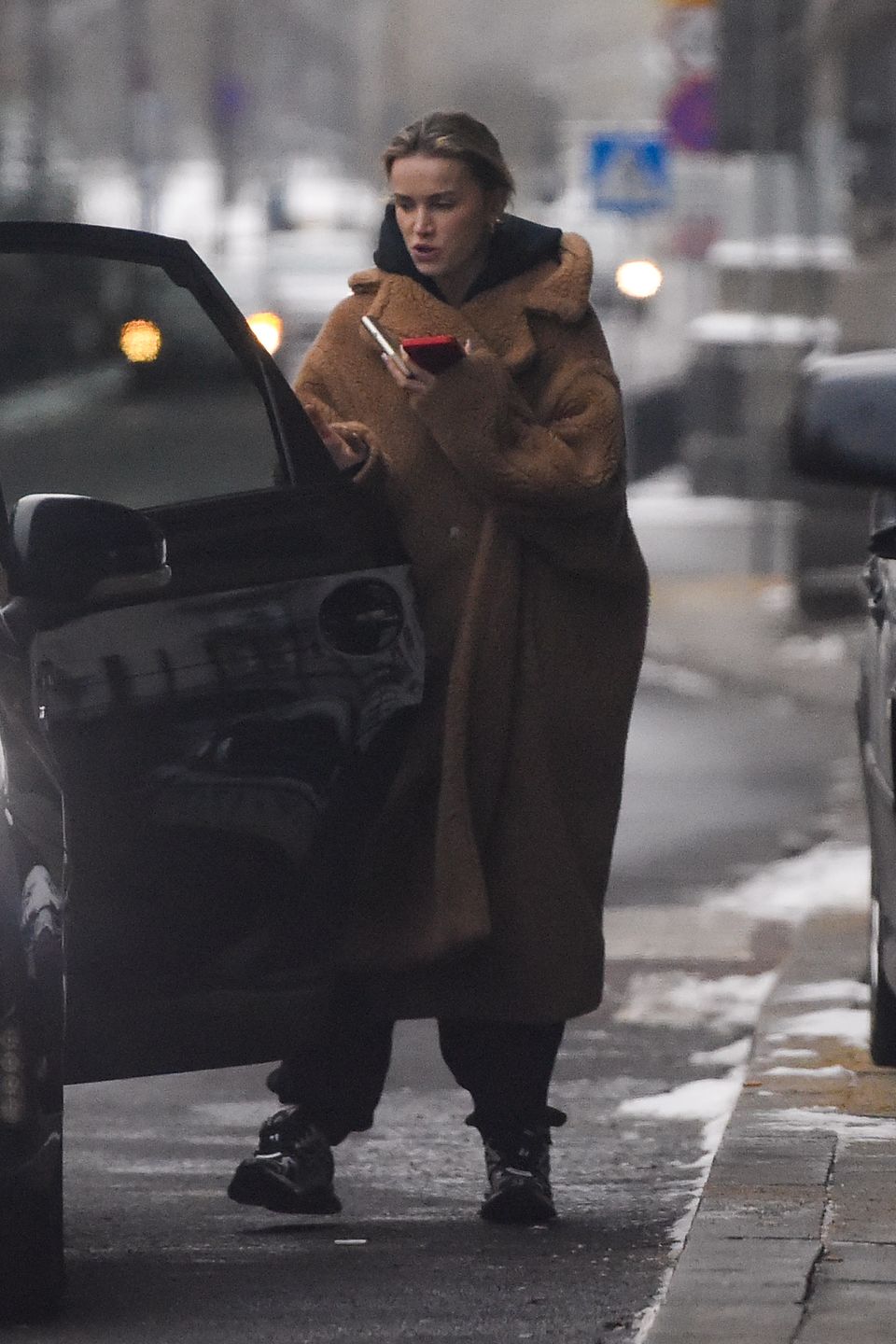 Maffashion zaspokaja głód nikotynowy przed butikiem Macieja Zienia