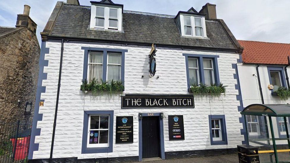 Pub "The Black Beach" w szkockim miasteczku ma zmienić nazwę. Miejscowi są niezadowoleni, bo to zdeptanie tradycji (Google)