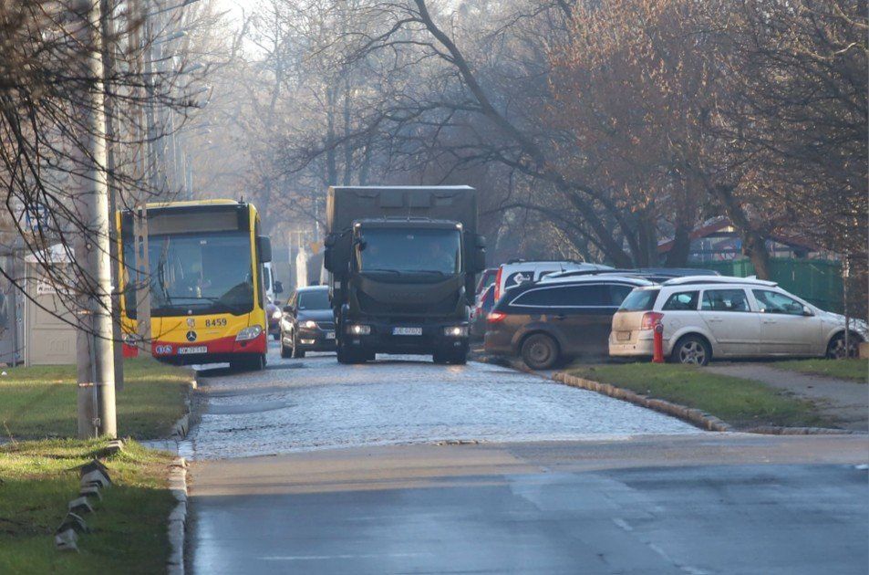 Na wąskiej Koszarowej, autobusy i inne większe pojazdy mają problem z mijaniem się. Zmienić ma to przebudowa.