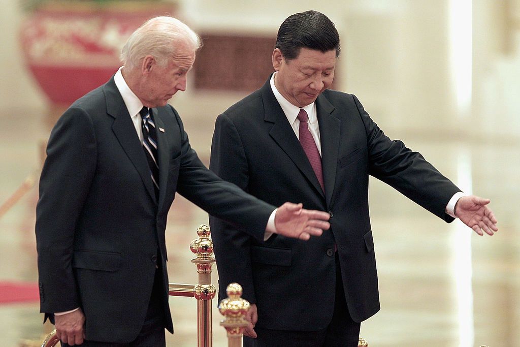Prezydent USA Joe Biden i przywódca Chin Xi Jinping.  W 2011 roku Biden, który był wówczas wiceprezydentem odwiedził Chiny